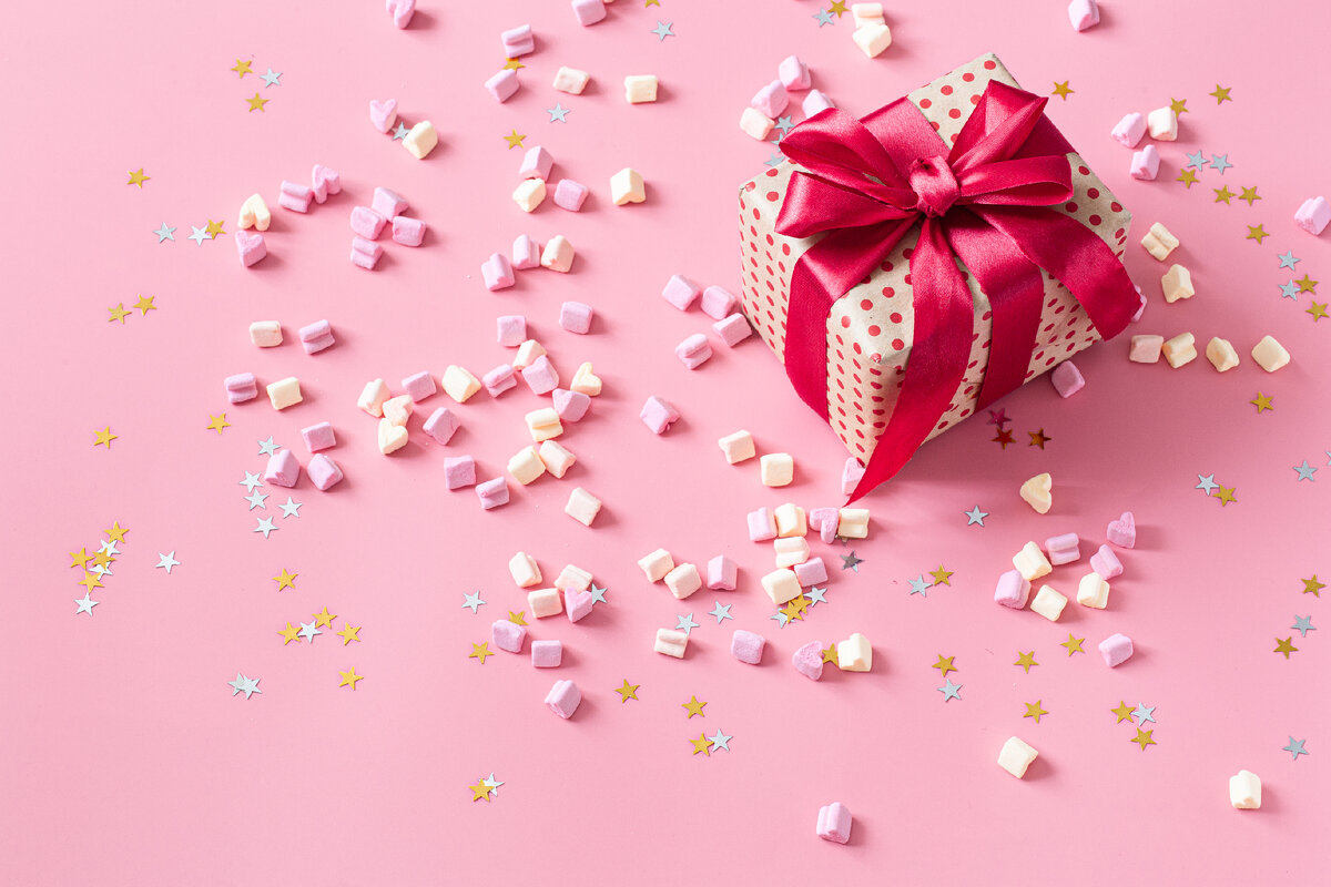 https://ru.freepik.com/free-photo/the-concept-of-valentine-s-day-gift-box-with-red-bow-on-pink-wall_10376921.htm#query=подарки&position=5&from_view=search&track=sph