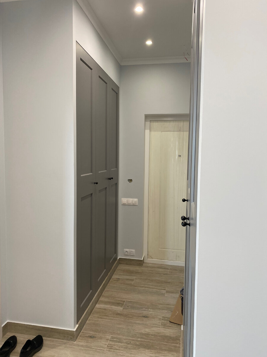 Шкаф слева на фото - для хранения одежды, справа такой же шкаф для хоз.нужд.