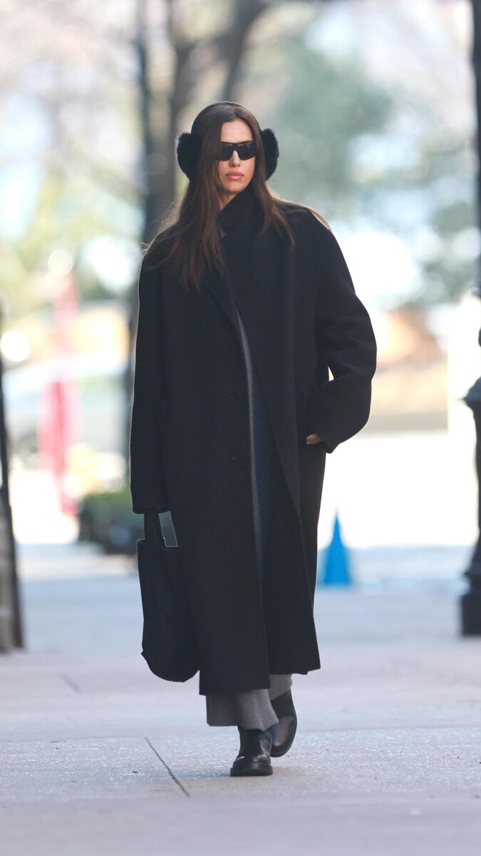 Ирина Шейк в черном пальто