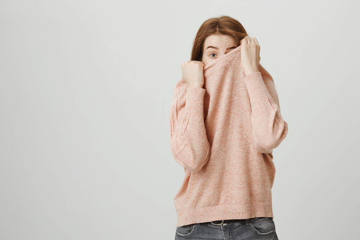 <a href="https://ru.freepik.com/free-photo/cute-redhead-teenage-girl-hide-face-over-sweater-peeking_9695531.htm#query=%D0%B3%D1%80%D1%83%D1%81%D1%82%D0%BD%D0%B0%D1%8F%20%D0%B4%D0%B5%D0%B2%D1%83%D1%88%D0%BA%D0%B0%20%D1%81%20%D1%82%D0%B5%D0%BB%D0%B5%D1%84%D0%BE%D0%BD%D0%BE%D0%BC&position=20&from_view=search&track=ais">Изображение от cookie_studio</a> на Freepik