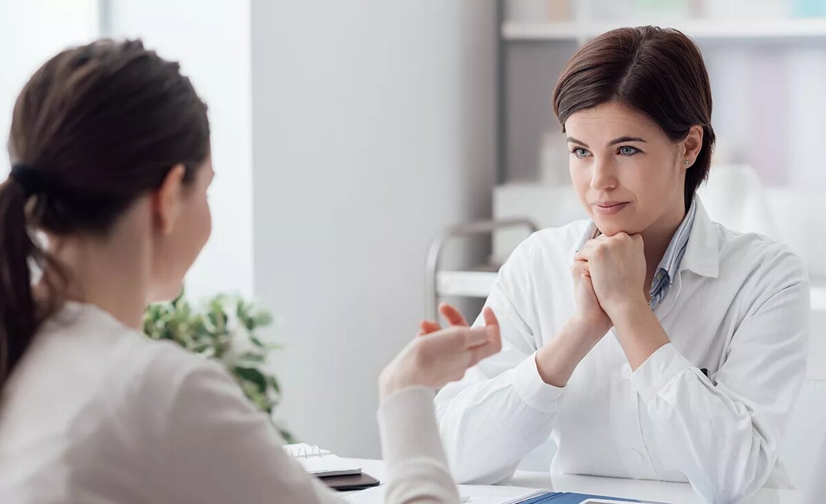 клиническая медицинская психология. врачи мужчина и женщина. врач и пациент. беседа с психотерапевтом. счастливый пациент.