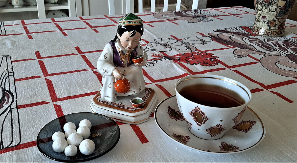 Фарфоровая киргизка с виду молода. Однако ей уже перевалило за 70. Фото автора.