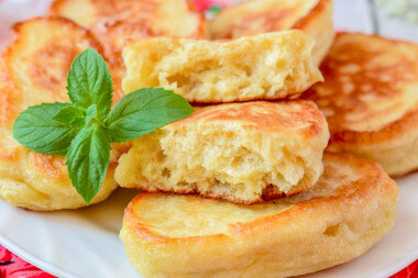 Как сделать пышные оладьи на дрожжах и молоке? Подготовьте для этого необходимые ингредиенты. Муку заранее просейте через сито, чтобы насытить кислородом. Молоко можно брать любой жирности