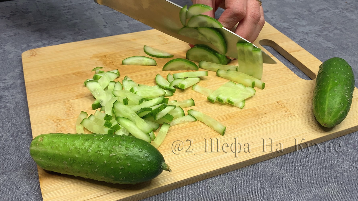 Необычный и очень вкусный освежающий хрустящий салат с сыром косичка: для  праздничного стола или на будний день (быстро и просто) | Два шефа на кухне  | Дзен