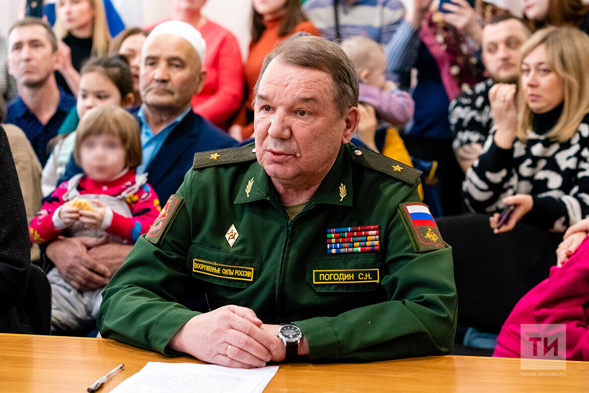 ​Сергей Погодин: «Будьте сильными и мужественными. Мы с вами! Возвращайтесь с победой живыми и здоровыми». Фото: © Салават Камалетдинов / «Татар-информ»