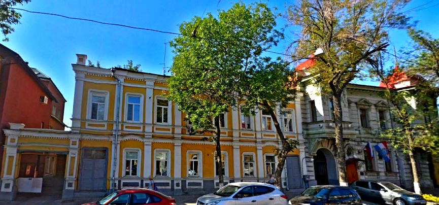 Слева - широкая прямоугольная проездная арка во двор