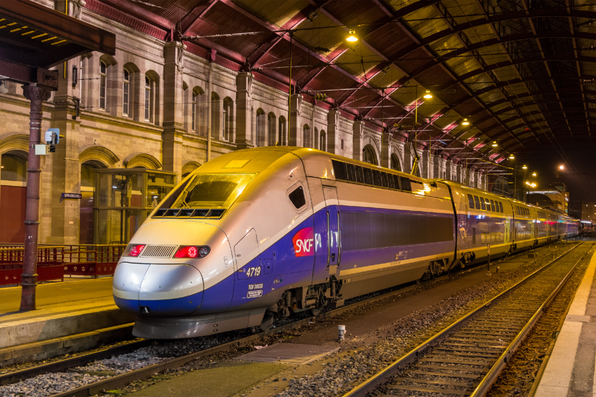 Train france. Поезд TGV Франция. Скоростной поезд TGV Франция. SNCF Франция железная дорога. Французский поезд TGV.