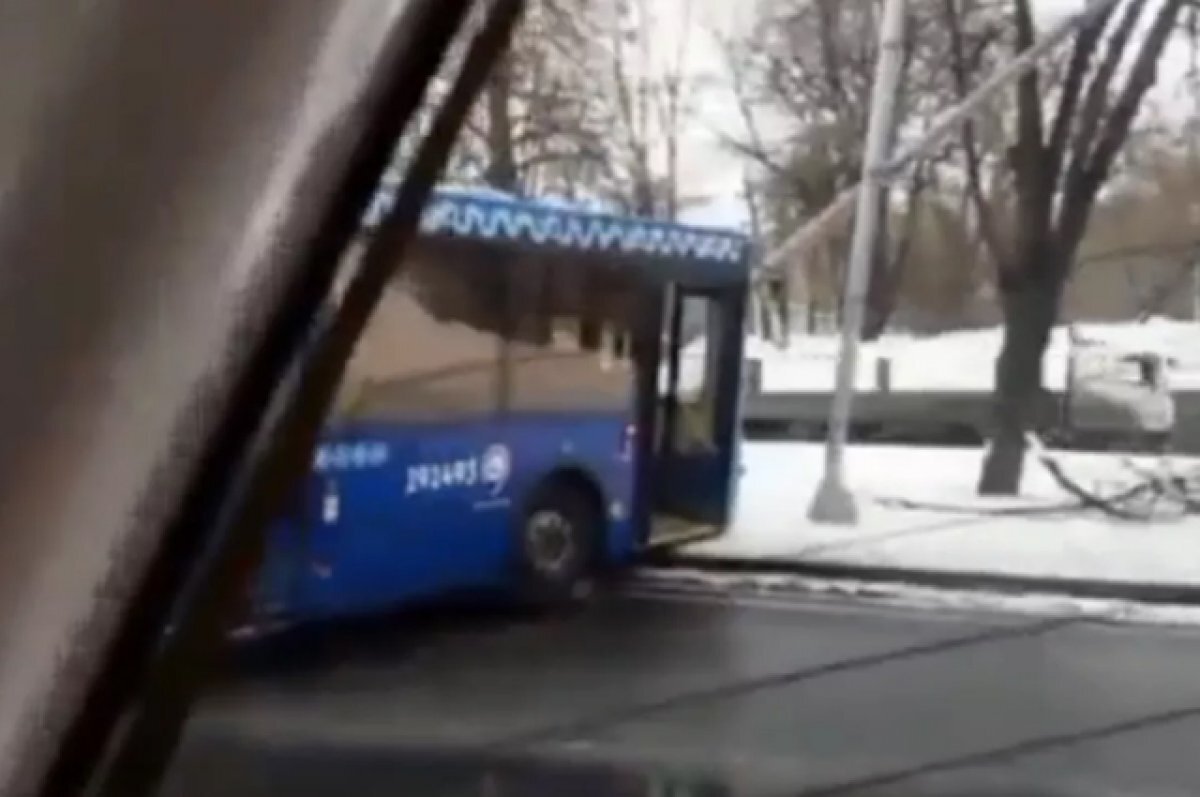    В Москве на Волоколамском шоссе автобус врезался в столб