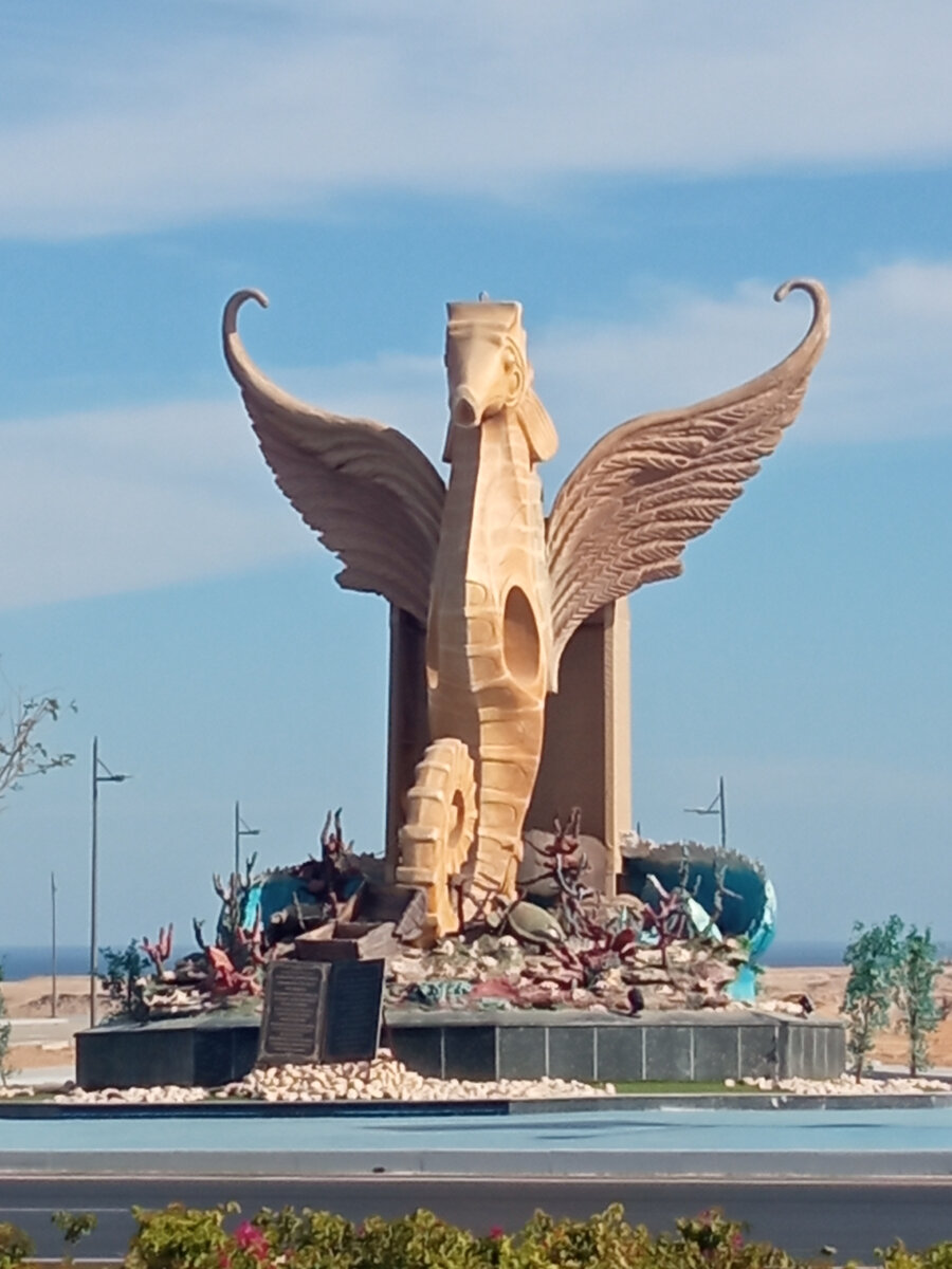 Скульптура на главной дороге Шарма