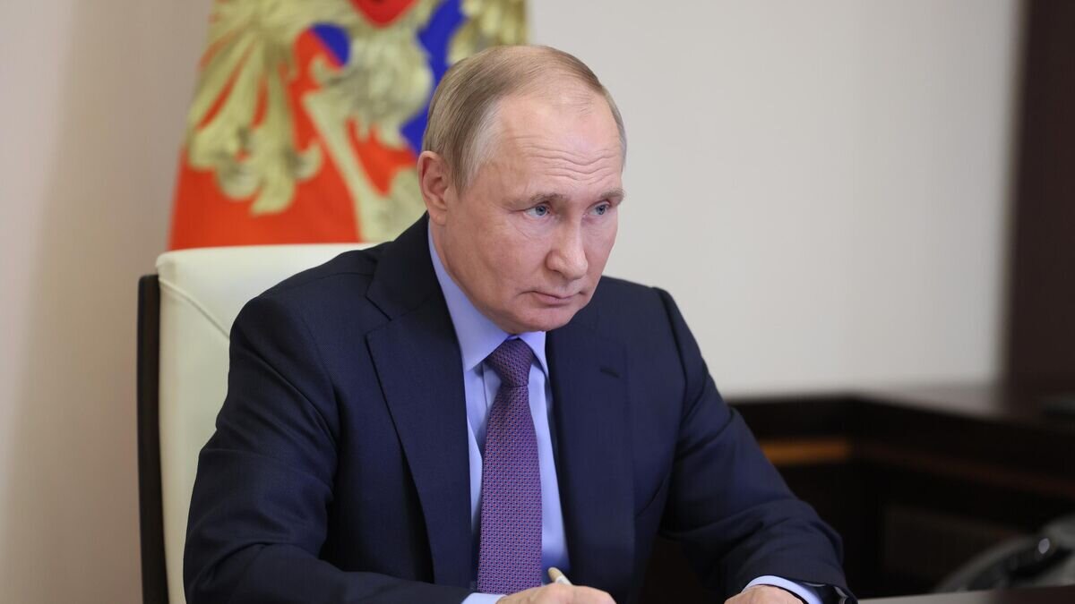   Президент РФ Владимир Путин во время встречи в режиме видеоконференции с губернатором Вологодской области Олегом Кувшинниковым© РИА Новости / Михаил Климентьев