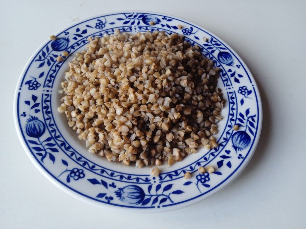 От того, в какой воде вы варите гречку, зависит ее вкус и консистенция 