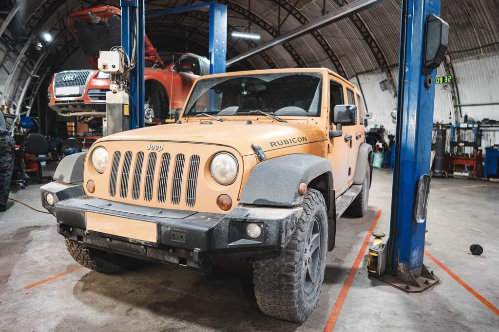 Загоняем Jeep Wrangler на подъемник