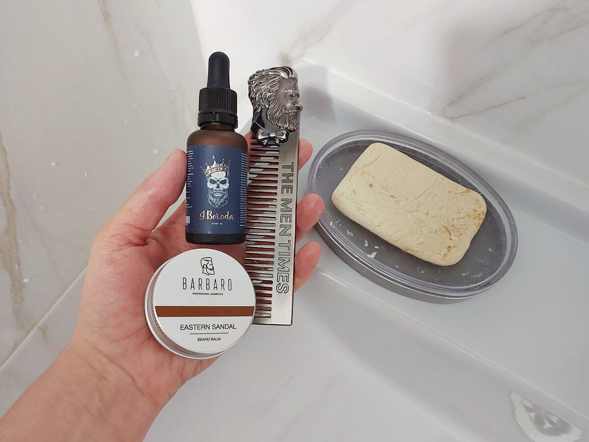На фото мыло, масло, бальзам и расчёска для бороды