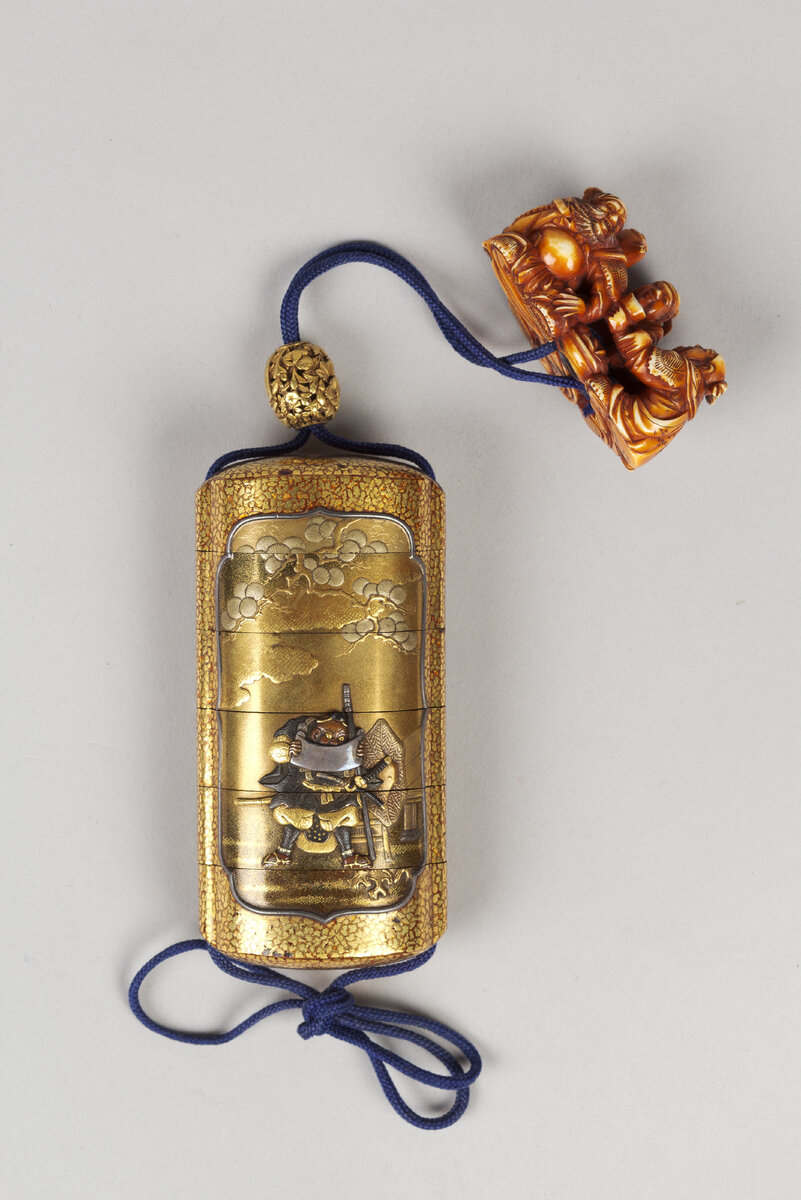 Инро с изображением воина, читающего свиток. 19 век. 9,5 х 4,6 х 2,8 см.