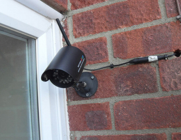 Видеонаблюдение на двери подъезда. Камера видеонаблюдения над входной дверью. Скрытая видеокамера на дверь квартиры. Купольная камера над дверью. Видеокамера для видеонаблюдения в квартире.