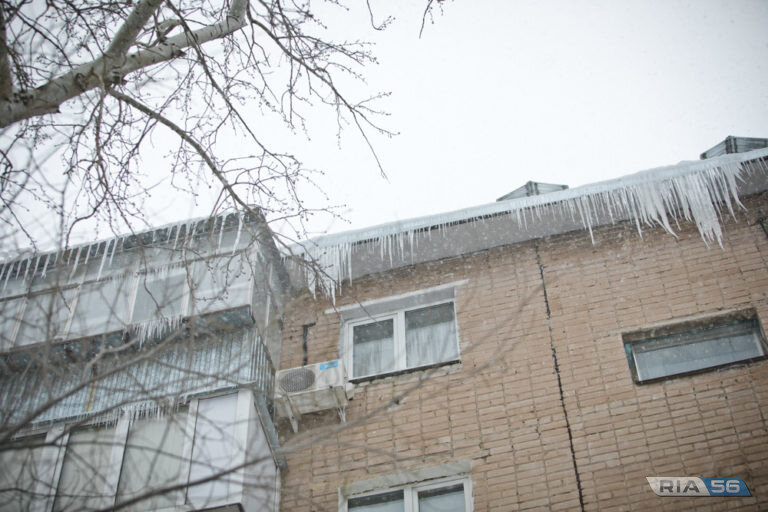    Оренбуржцев предупредили об опасности схода снега и наледи с крыш Кристина Просвиркина