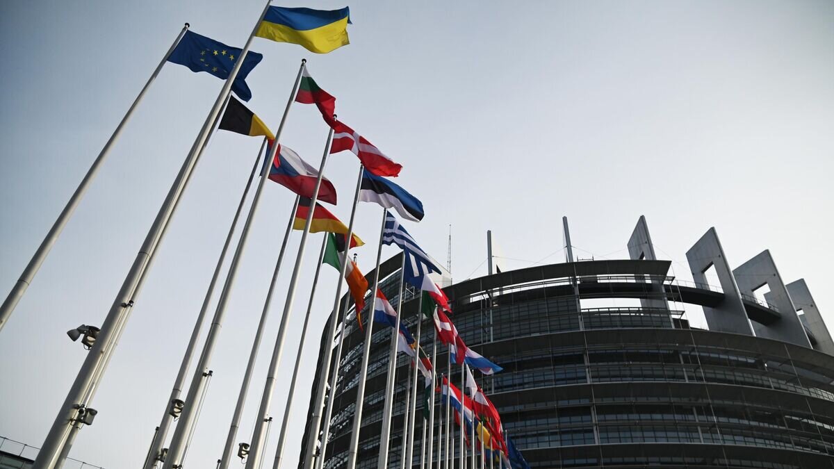    Флаги у здания Европарламента в Страсбурге© РИА Новости / Стрингер