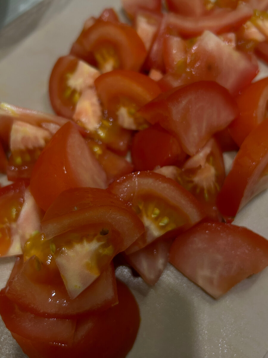 Помидоры нарезаем кубиками