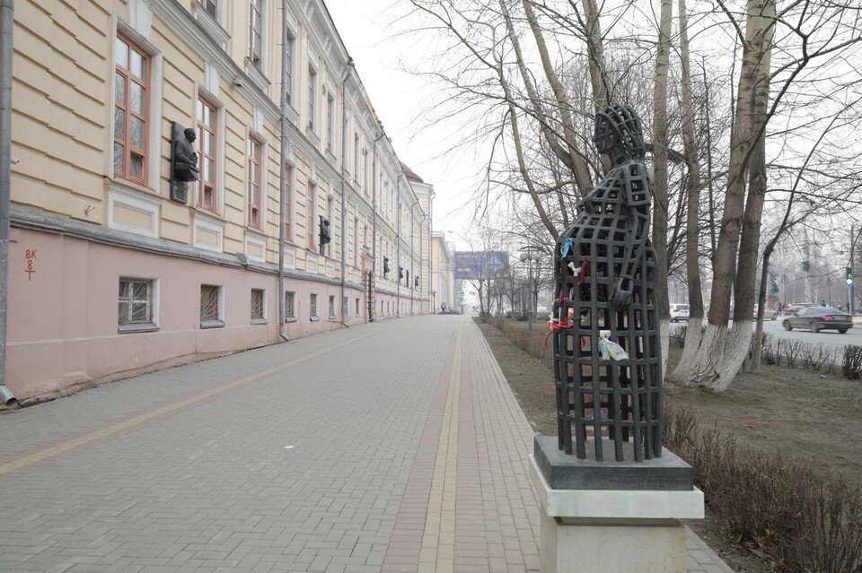     Об этом рассказали несколько выпускниц разных годов выпуска. Ксения Высотина