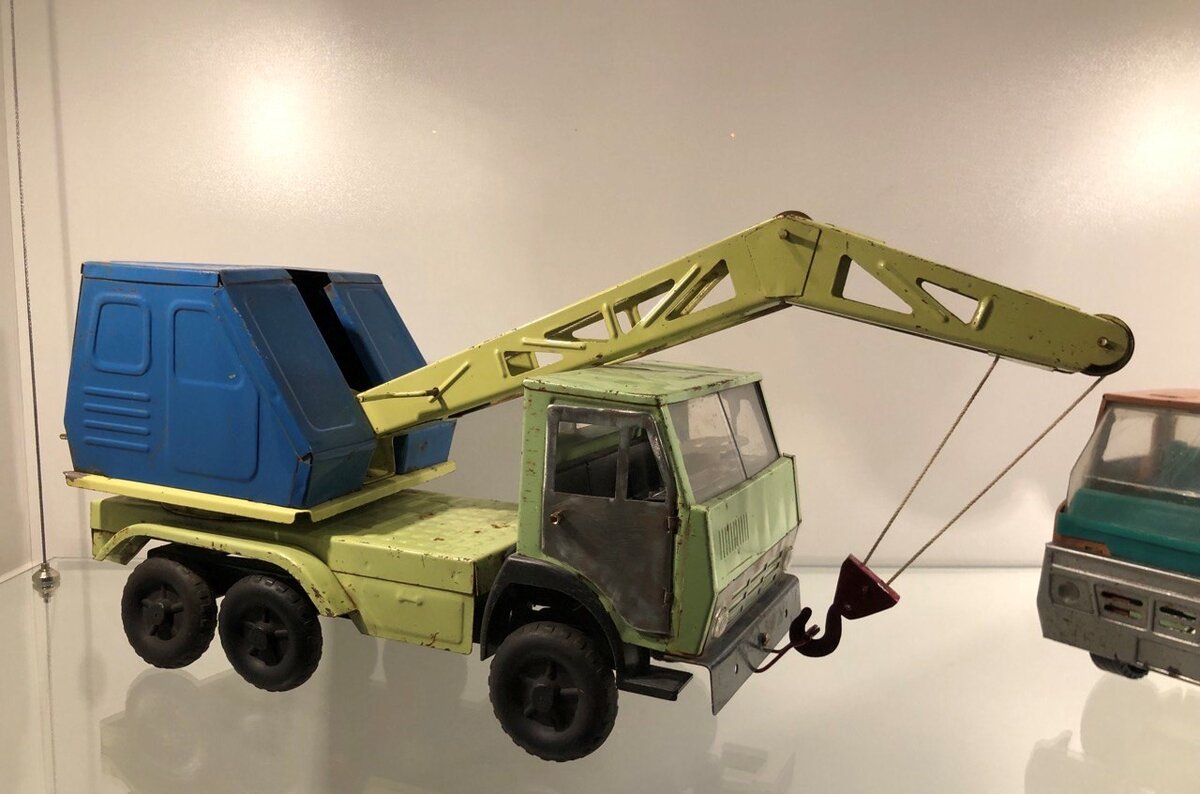 Фото из личного архива автора. Февраль, 2023 год. Фото игрушечного автокрана советского периода из экспозиции Музея автомобильной техники (г. Верхняя Пышма, Свердловская область).