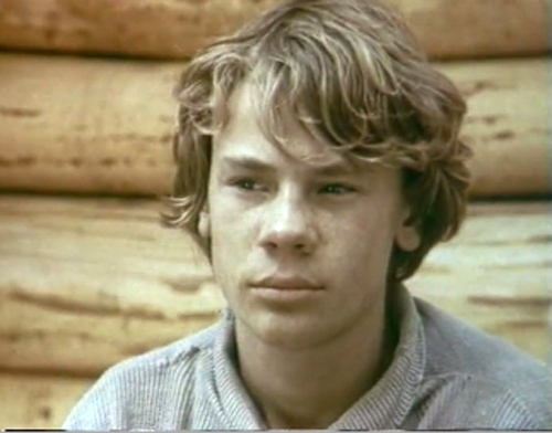  Он завоевал сердца зрителей, когда в девять лет сыграл Гекльберри Финна в детском фильме про Тома Сойера. И попал он в этот фильм не по блату. А благодаря бабушке, которая отвела внука на кинопробы.-7