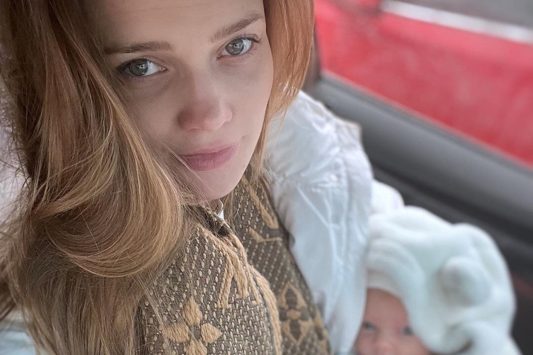     «У моей дочери редкое имя»: звезда фильма «Любовники» Алина Ланина показала лицо новорожденной