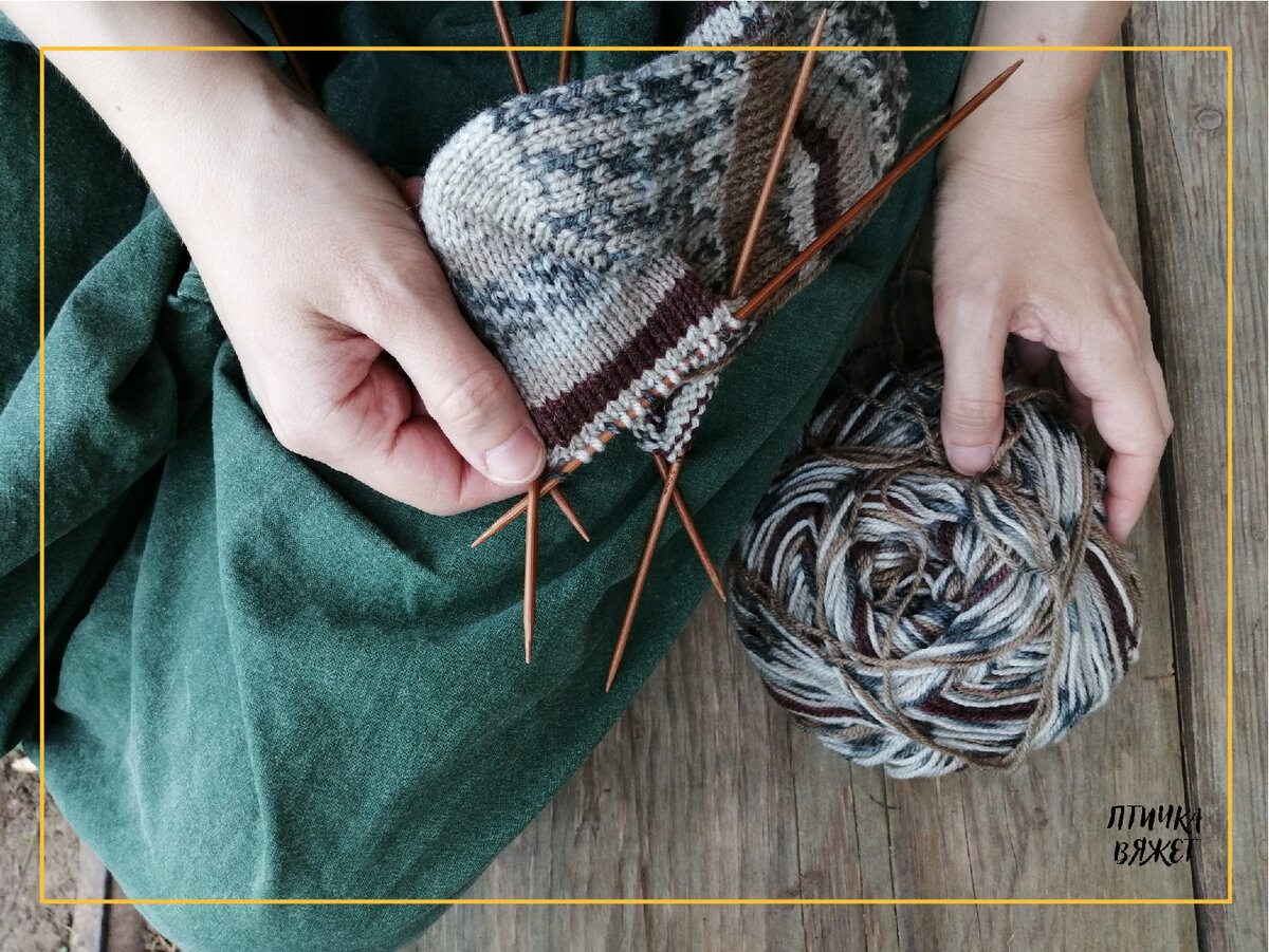 А со стороны все выглядит действительно легко: присела на крылечко, выпила кофе, провязала пару рядов.. )))