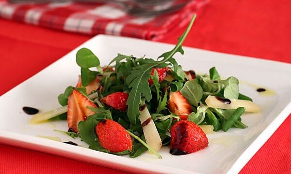 клубника с рукколой и бальзамическим уксусом