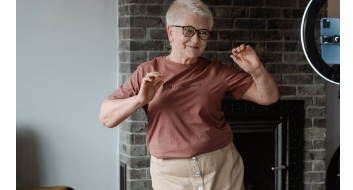 Анна Ивановна радуется предстоящей встречи с внуком.