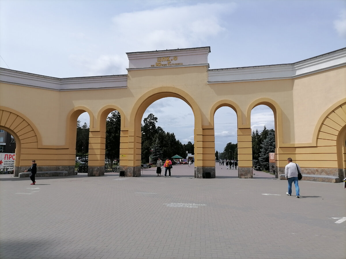 Главная входная группа парка.