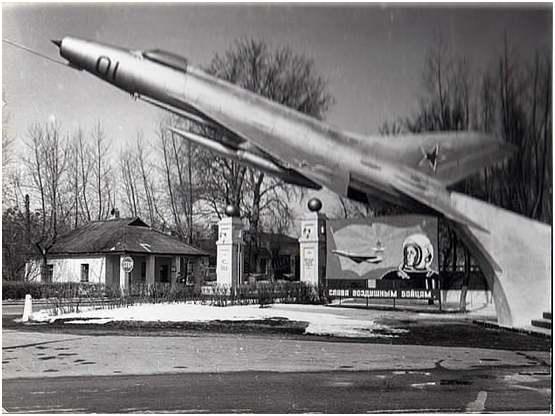 КПП-1,  контрольно пропускной пункт Черниговского ВВАУЛ, монумент славы выпускникам училища.
