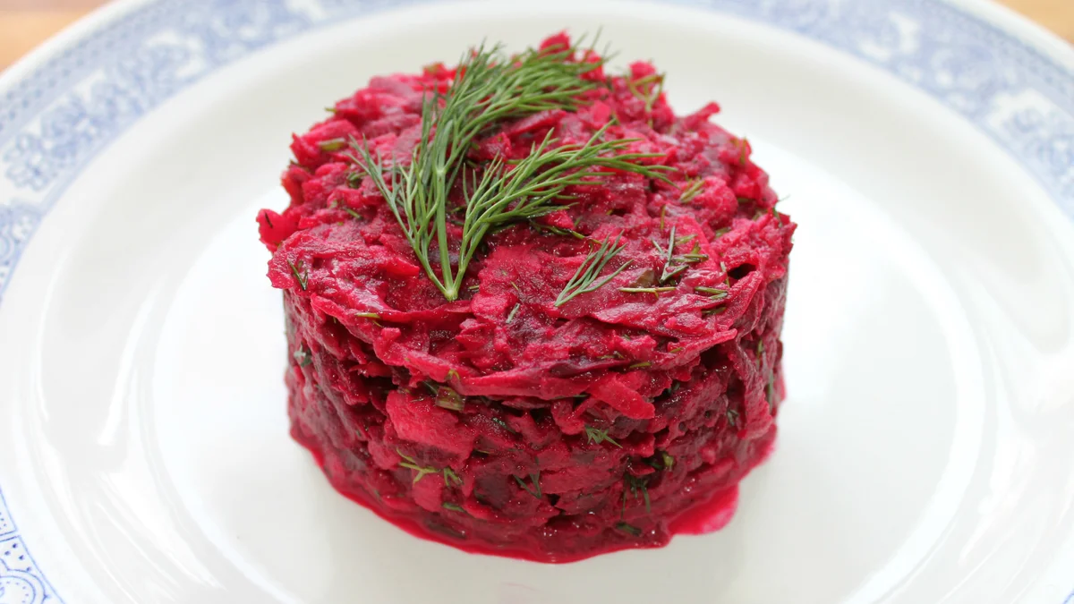 Вкусный салат с варёной свёклой и солёными огурцами: простой рецепт - Лайфхакер