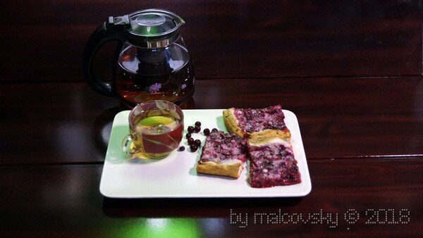 Пирог с брусникой и со сметаной