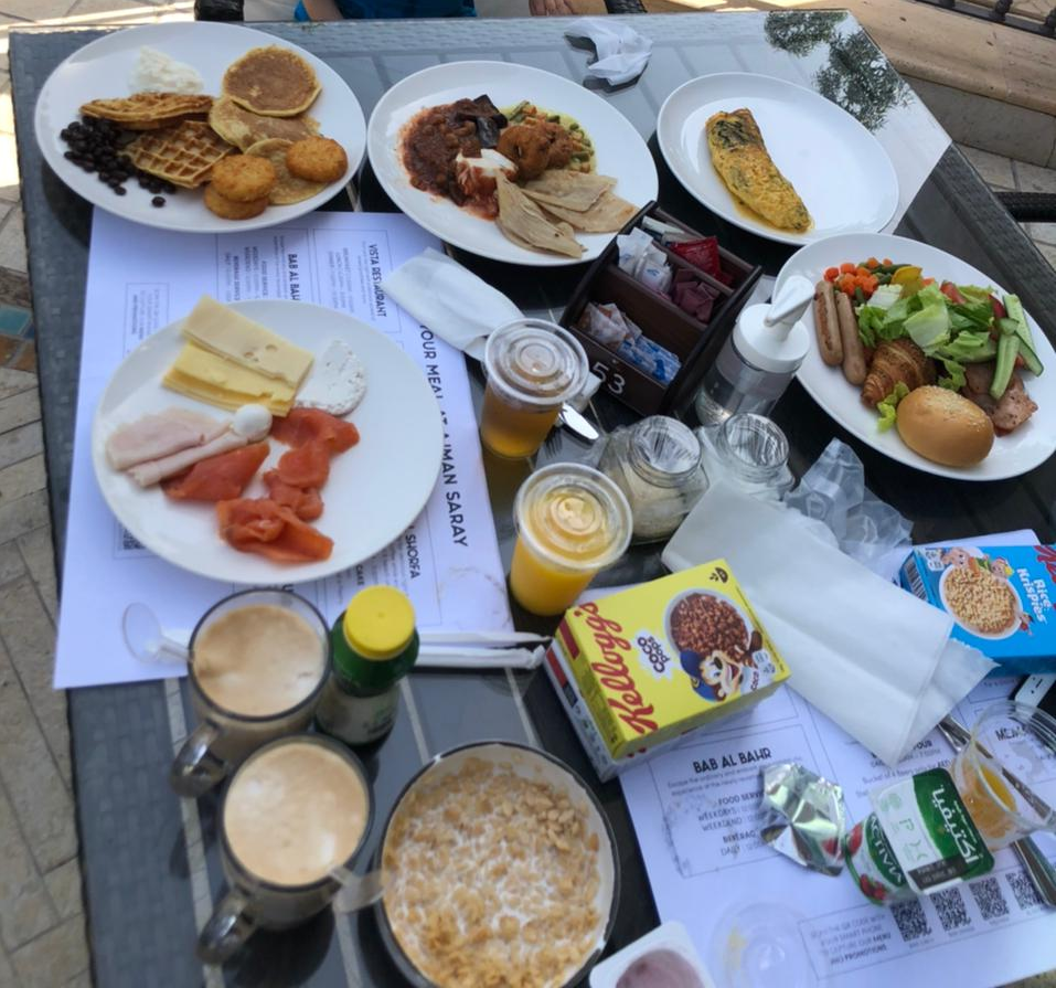 Это "скромный" завтрак в Luxury Collection Resort 5* Фото автора