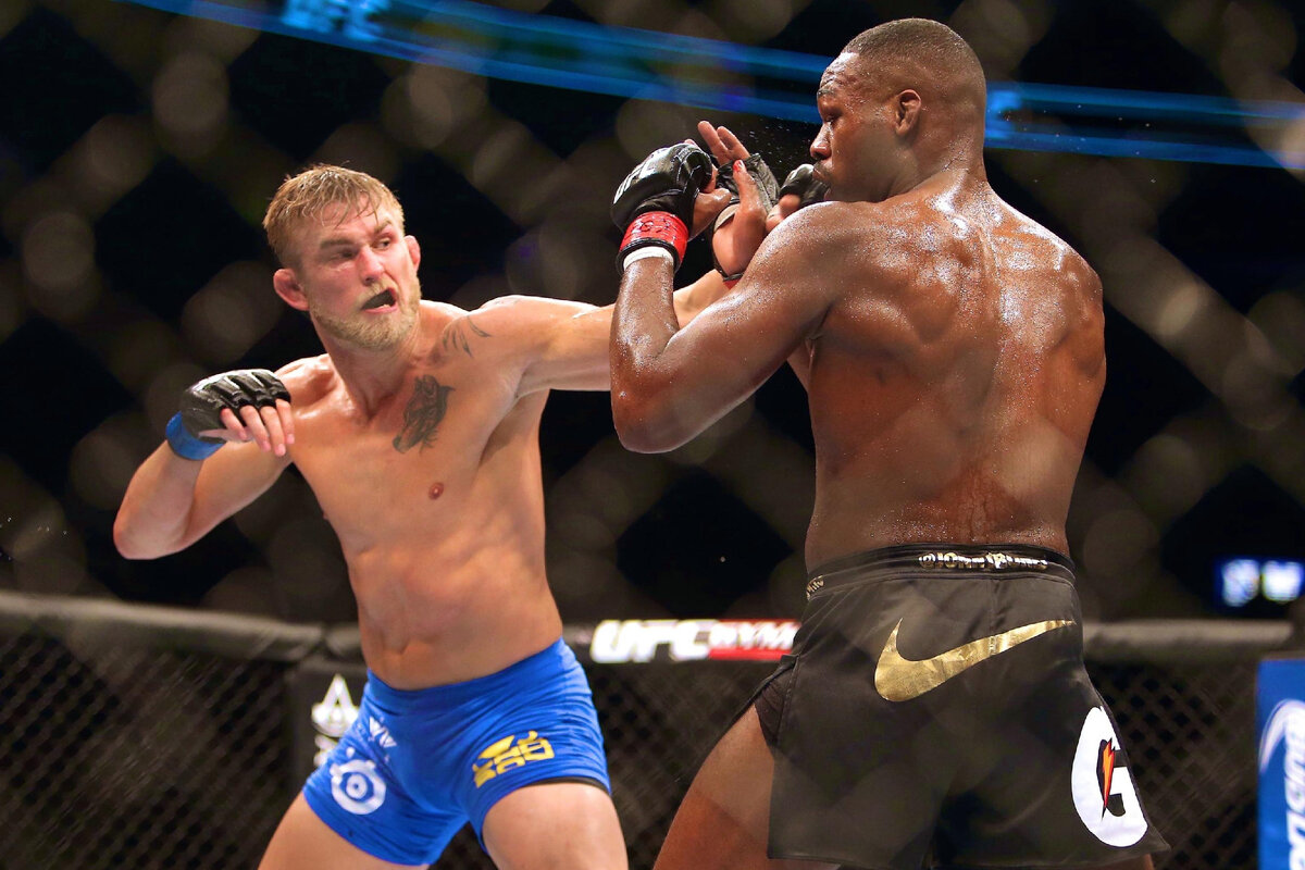 В сентябре 2013 года Александр Густафссон чуть не стал чемпионом UFC, изрядно потрепав лучшего бойца в истории полутяжелого веса – Джона Джонса