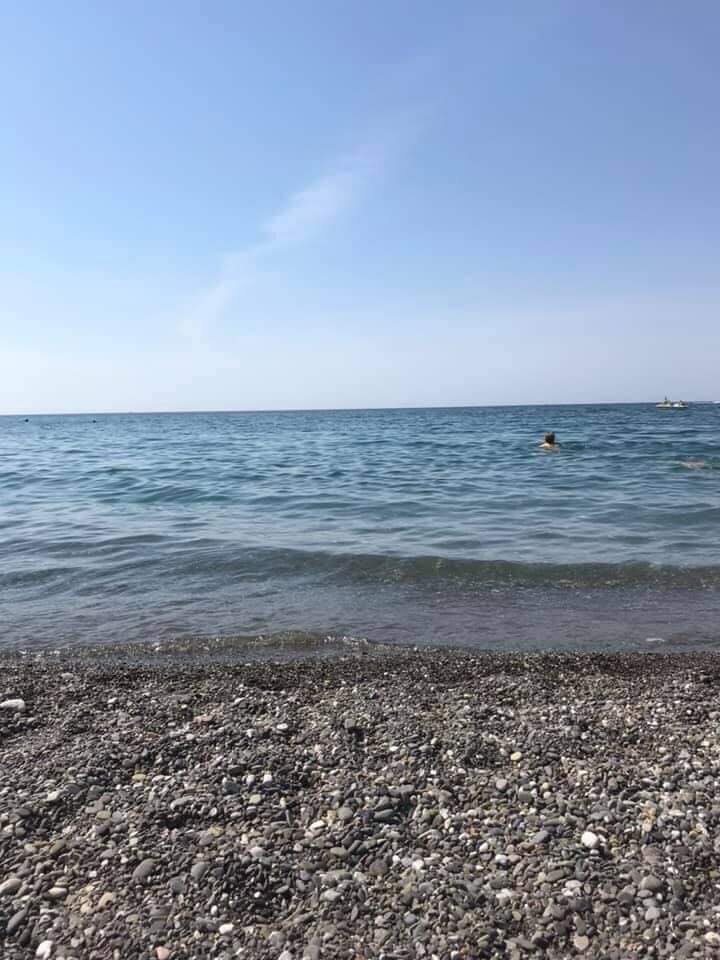 Чистое море в Лоо в любое время суток