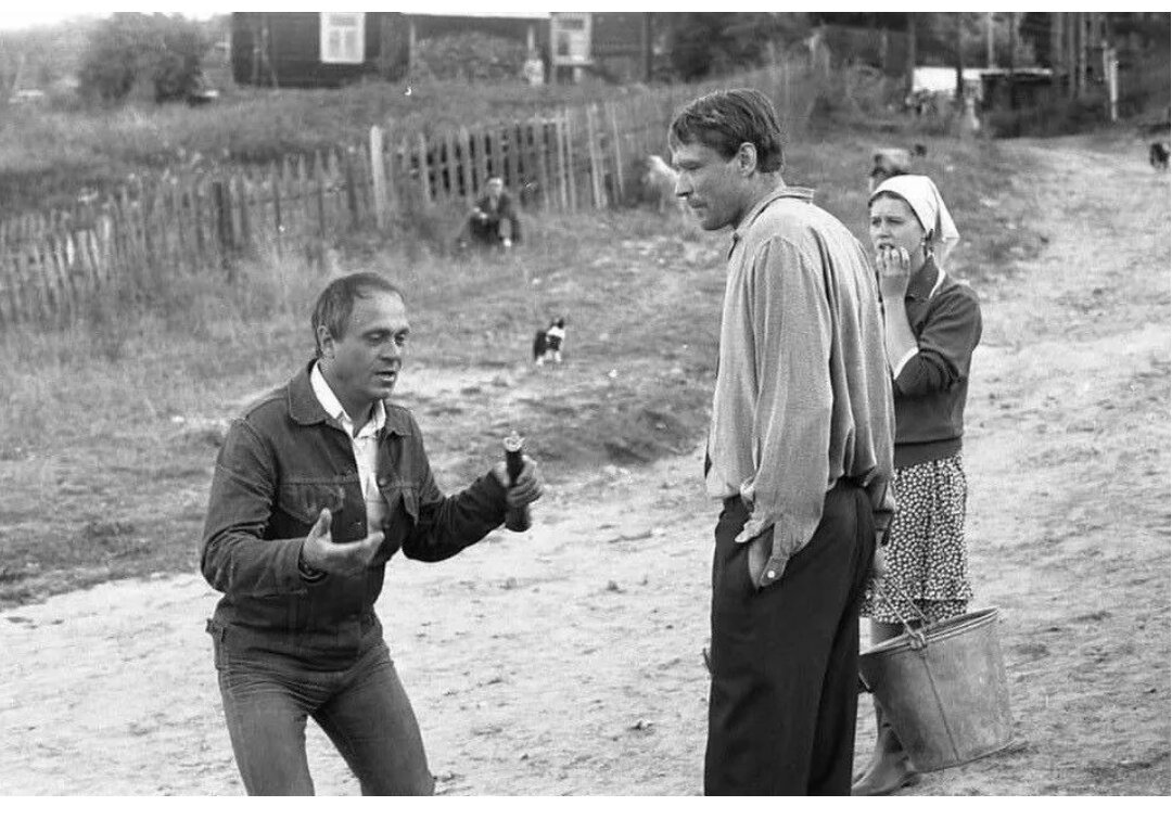 На съёмках фильма "Любовь и голуби". Владимир Меньшов инструктирует Александра Михайлова