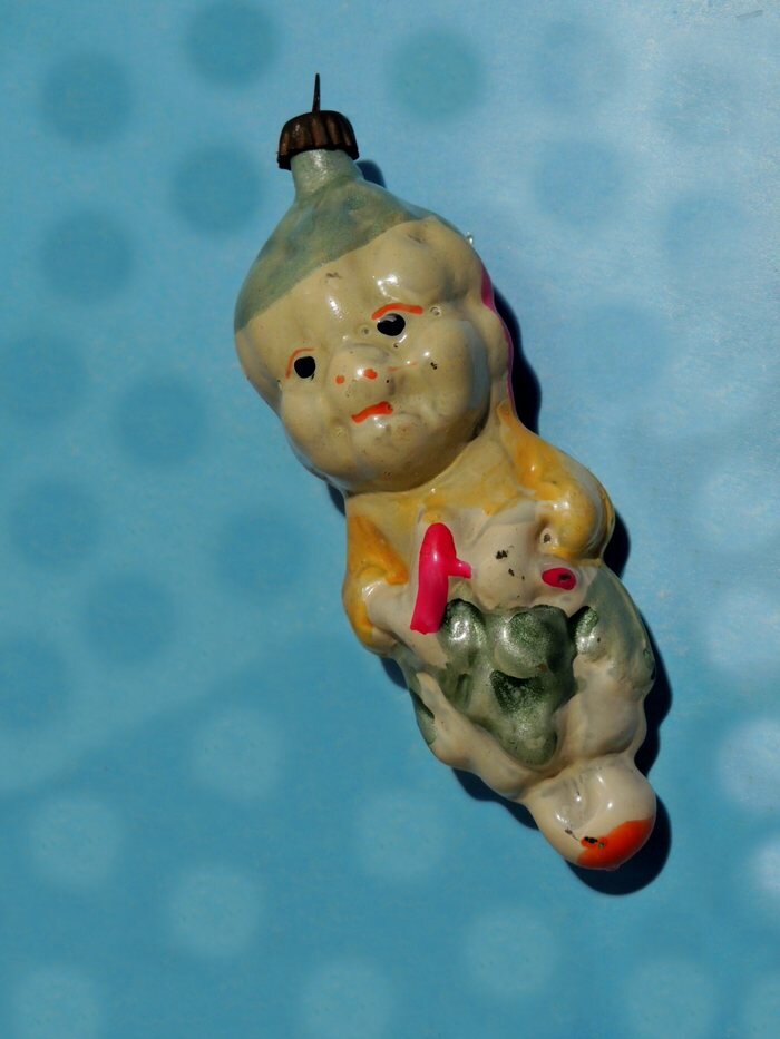 Мастер Виноградинка из Чиполлино. Стекло. СССР. Высота: 10 см. Ширина: 3,5 см. ЦЕНА в районе 1000 руб.