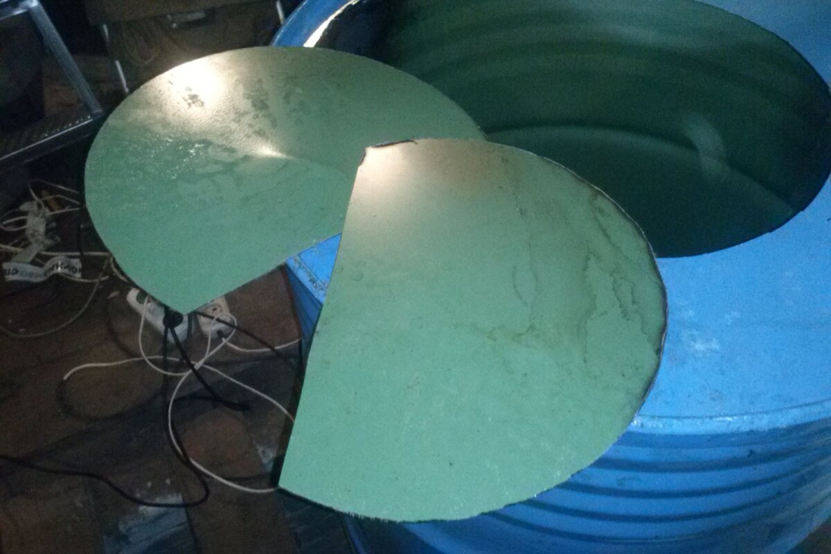 Из дна железной бочки вырезал пару неполных кругов, чтобы организовать внутри печи "непрямоточность".