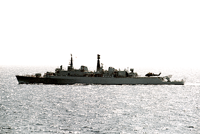 Эсминец "Энтрим" с которого команда СБС морского спецназа вылетела к высоте Фаннинг-Хэд.