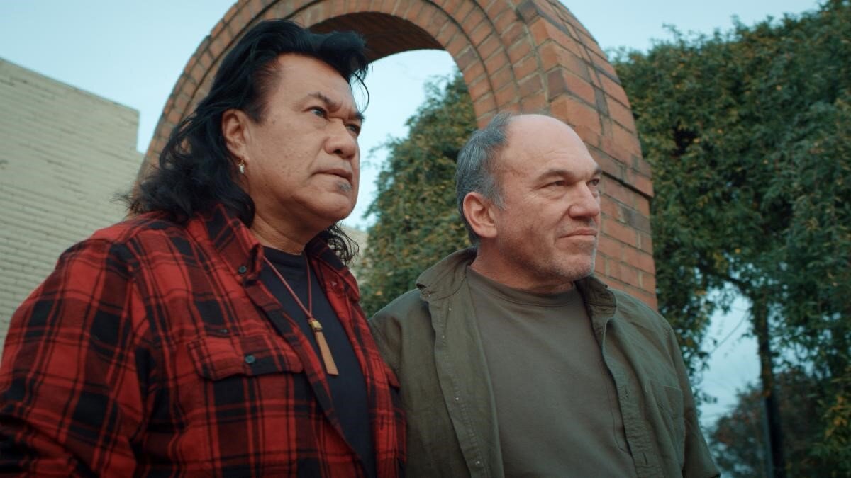 Браконьеры Стив (Бранскомб Ричмонд, слева) и Винс (Уэйд Уильямс, справа).