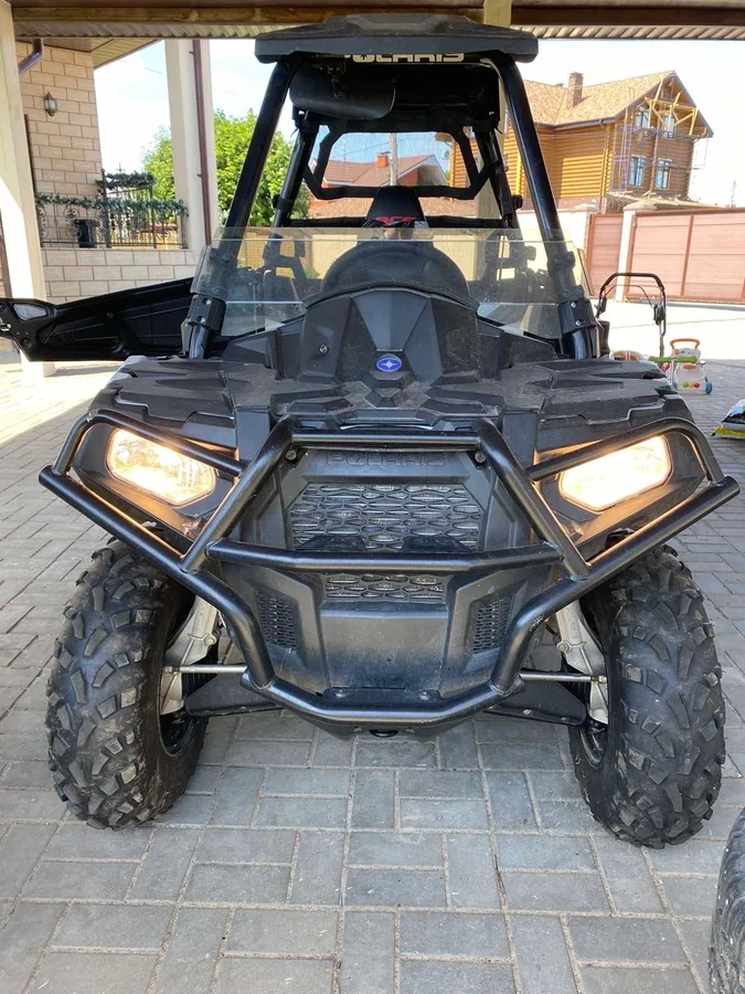 Передняя подвеска типа МакФерсон. Издержки рулевой системы автомобильного типа. Источник фото - https://auto.ru/atv/used/sale/polaris/sportsman_ace_325/3759631-41b8a679/