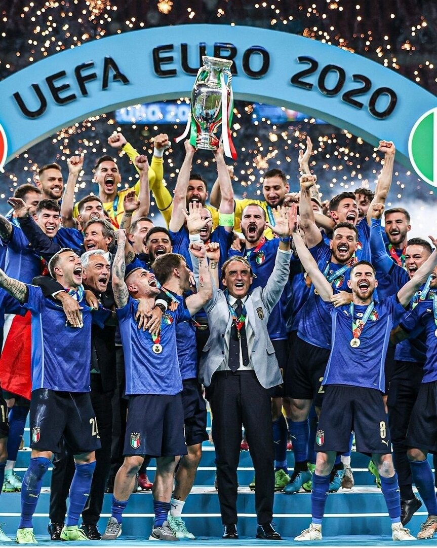 Награждение сборной Италии после победного финала