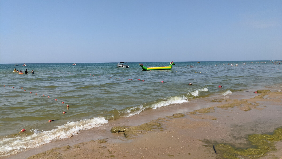 Пляж Джемете, есть места и чище но я показываю всё как есть, в правом нижнем углу это водоросли