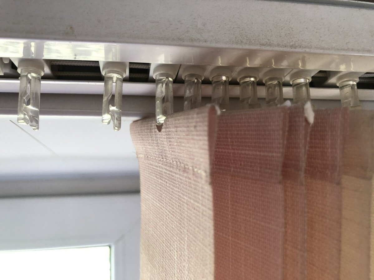 Вся планка вместе с ламелями отстегивается не так уж и просто