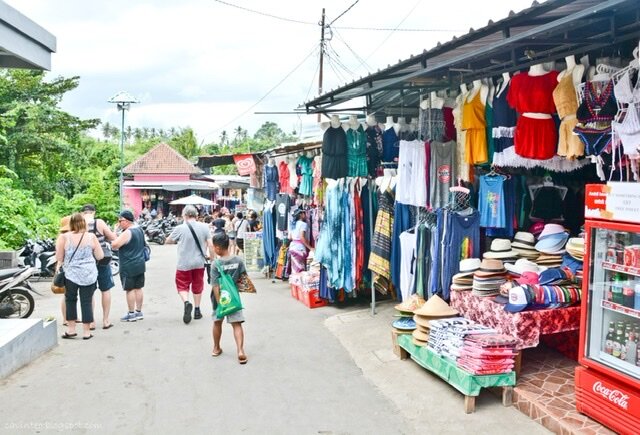 Локальные магазинчики с одеждой. Фото с интернета.