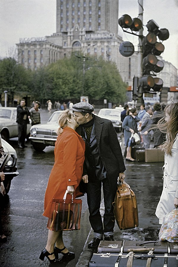 Василий Шукшин прощается с женой Лидией перед поездкой на съемки. 1974 год