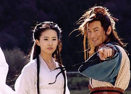 Хуан Сяомин и его партнёрша Лю Ифэй в сериале "Возвращение героев кондора" 