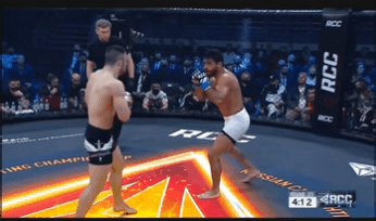 Россиянин Тимур Нагибин одерживает победу техническим нокаутом над Тиаго Таваресом