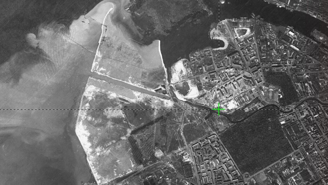 Карта Ленинграда 1966 года. На месте зеленого плюса теперь располагается станция метро Приморская. И как мы видм берега Смоленки ещё не облагорожены. Река не одета в гранит. Ещё нет домов вдоль набережной и нет намывных территорий с новостройками.
http://retromap.ru/_1419661_z14_59.948133,30.238838